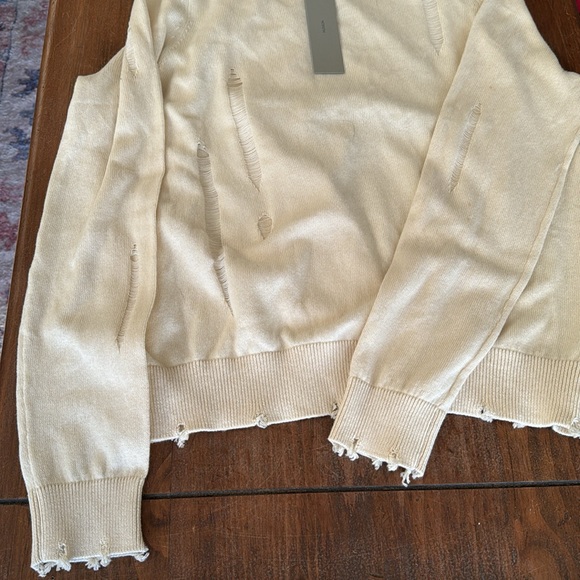 Distressed sweater - Picture 3 of 3